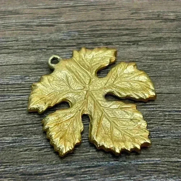 Vintage Gold Tone Maple Leaf Pendant - Picture 2 of 3